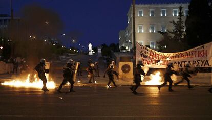 A polícia persegue os manifestantes.   Yannis Behrakis (REUTERS)