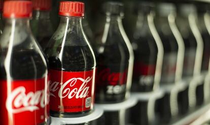 Botellas de Coca-cola en una tienda