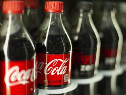 Botellas de Coca-cola en una tienda