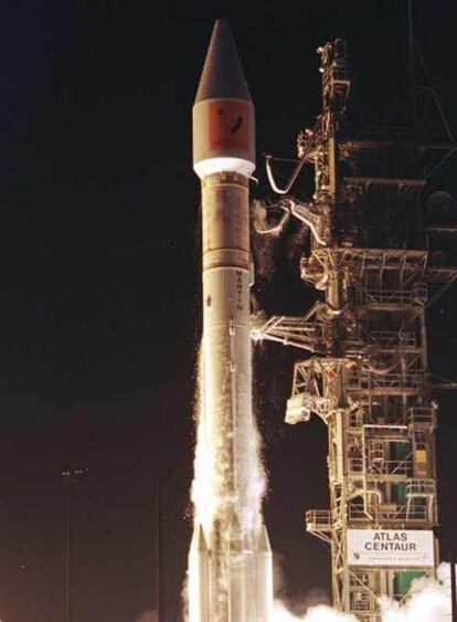 Un cohete Atlas despega de Cabo Cañaveral (Estados Unidos) llevando el satélite español Hispasat 1 para ponerlo en órbita.