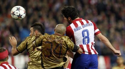 Raúl García cabecea ante Rami y De Jong en el Atlético-Milan.