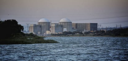 Exterior de la central nuclear de Almaraz (C&aacute;ceres).