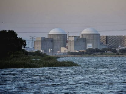 Exterior de la central nuclear de Almaraz (C&aacute;ceres).