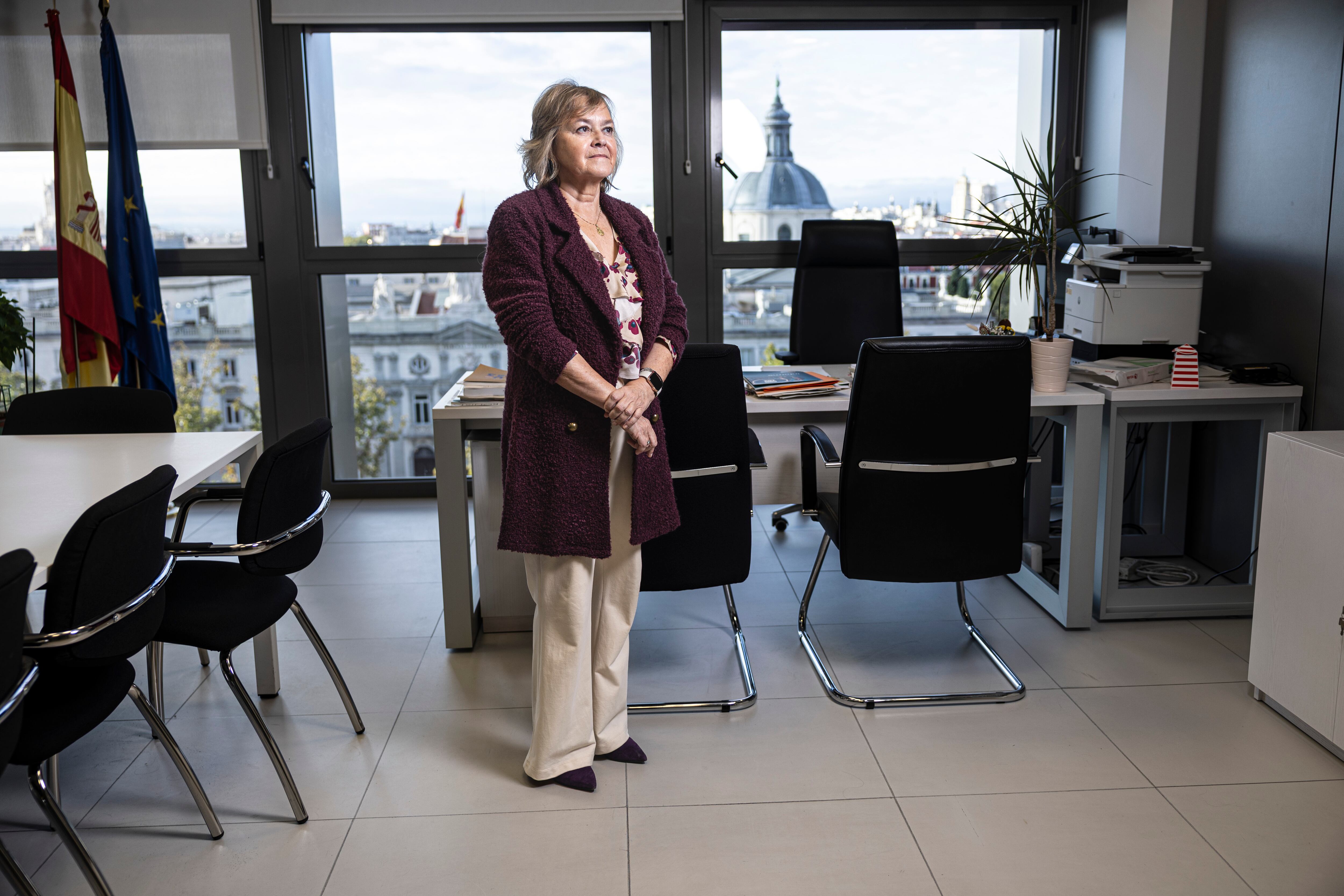Rosa Ana Morán, frente a la mesa de su despacho, en la que se puede ver una caseta de playa que le recuerda a Asturias.