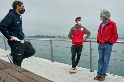 Nicolás Rodríguez (izquierda) y Jordi Xammar (centro) conversan con Alejandro Abascal, en la bahía de Santander.
