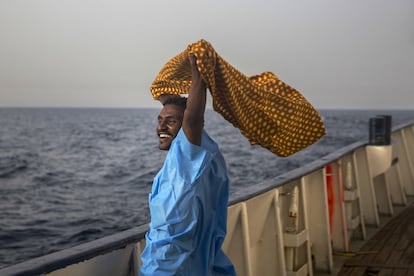 Un hombre de Darfur, Sudan, celebra su rescate a bordo del buque de rescate Golfo Azzurro —a 25 millas al norte de Sabratha—, frente a la costa libia.