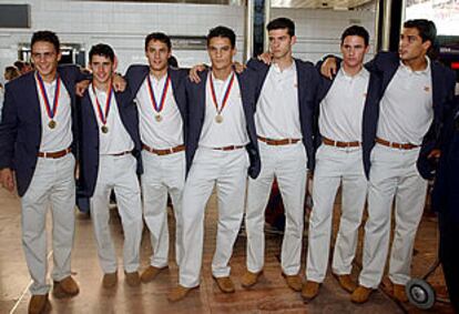 Los campeones europeos sub 19 (de izquierda a derecha) Sergio, Coromi, Ceballos, Peña, Jarque, Meli y Reyes a su llegada al aeropuerto de Barcelona.