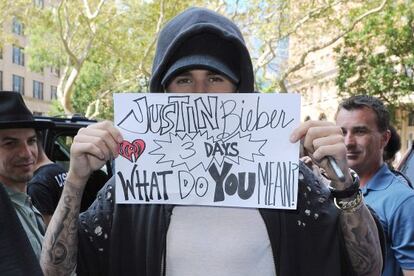 Justin Bieber haciendo promoci&oacute;n de su single en Nueva York. 