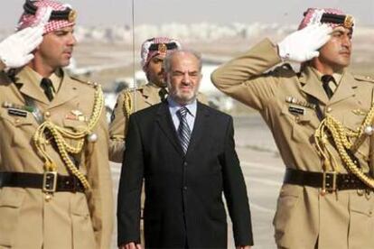 El primer ministro iraquí, Ibrahim al Yafari, ayer a su llegada a Ammán (Jordania).