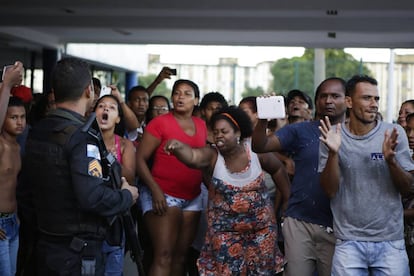 Habitantes protestan después de la muerte de la estudiante Maria Eduarda Alves de la Conceicao, de 13 años, muerta por balas perdidas en la propia escuela donde estudiaba.