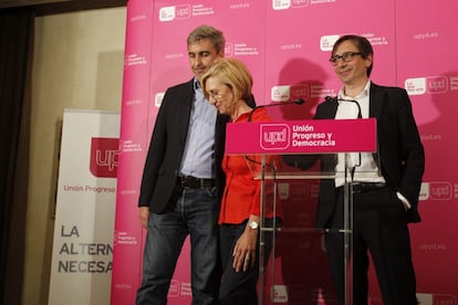 Rosa Díez, portavoz de UPyD, abandona el estrado junto a David Ortega (i), candidato a la alcaldía de Madrid, y Ramón Marcos (d), candidato a la Comunidad, tras comparecer para comentar los resultados electorales y anunciar que no presentará su candidatrura para el Consejo de Dirección del partido.