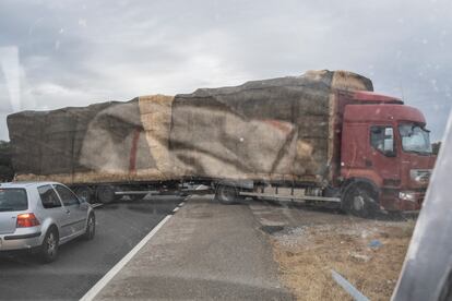 Un camión lleno de paja atravesado en la carretera para entrar a la finca de los hermanos izquierdo a primera hora de la mañana.
