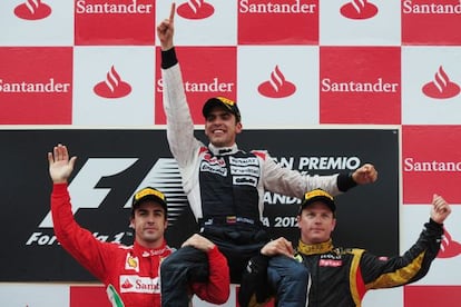 (L to R) Ferrari's Fernando Alonso, Williams' Pastor Maldonado and Lotus F1 Team's Kimi Raikkonen celebrate on the podium.