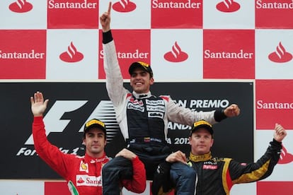 (L to R) Ferrari&#039;s Fernando Alonso, Williams&#039; Pastor Maldonado and Lotus F1 Team&#039;s Kimi Raikkonen celebrate on the podium. 