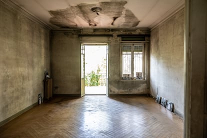 Una de las estancias de la casa, en la que se aprecian las humedades en el techo.