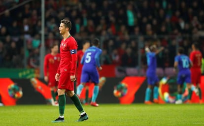 Cristiano Ronaldo se lamenta tras el segundo gol de Holanda.