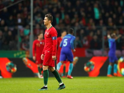 Cristiano Ronaldo se lamenta tras el segundo gol de Holanda.