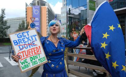 Uma mulher protesta contra o Brexit nesta quinta-feira em Bruxelas.