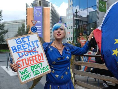 Una mujer protesta contra el Brexit este jueves en Bruselas. 