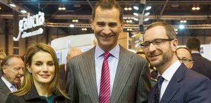 El alcalde de Vitoria, Javier Maroto, con los Príncipes de Asturias este miércoles en Fitur.