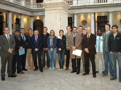 Los ponentes del debate sobre El futuro de la juventud junto a j&oacute;venes asistentes en la Nau.