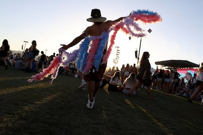 Un joven baila en el Festival Coachella.