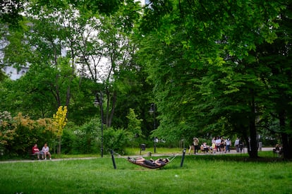 Una pareja se relaja en una hamaca en un parque en Varsovia, Polonia, el pasado 19 de mayo.