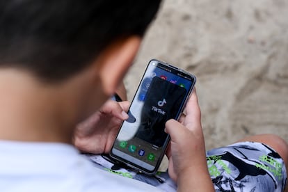 Un niño abre la aplicación de TikTok en su teléfono móvil, en una imagen de archivo.
