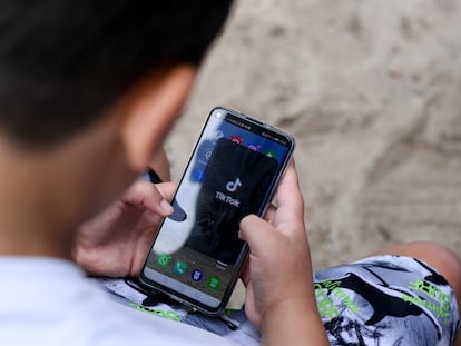 Un niño abre la aplicación de TikTok en su teléfono móvil, en una imagen de archivo.
