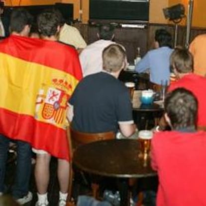 Aficionados viendo un partido de la selección española de fútbol en un bar.