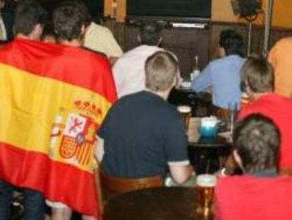 Aficionados viendo un partido de la selección española de fútbol en un bar.