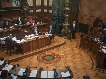 Vista general del pleno mientras Alfred Bsoch (D) interpela a la alcaldesa Ada Colau.