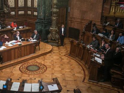 Vista general del pleno mientras Alfred Bsoch (D) interpela a la alcaldesa Ada Colau.