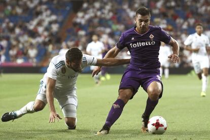 El delantero argentino de la Fiorentina Giovanni Simeone (d) se escapa de Nacho, defensa del Real Madrid.
