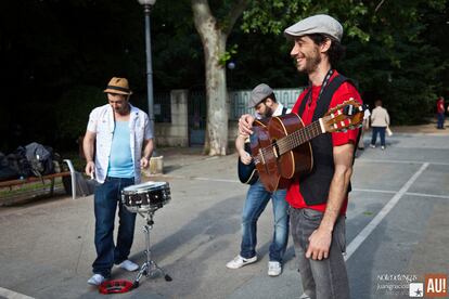 Acordes Urbanos no conocían a Los Cobardes cuando estos les llamaron para participar en su proyecto de promoción musical. Los invitaron y eligieron el Campo Grande de Valladolid como escenario. Al concierto improvisado se unieron mayores y pequeños que bailaban encandilados a ritmo de folk y rock.