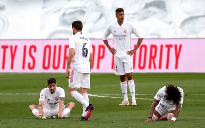Los jugadores del Real Madrid, abatidos tras perder La Liga.