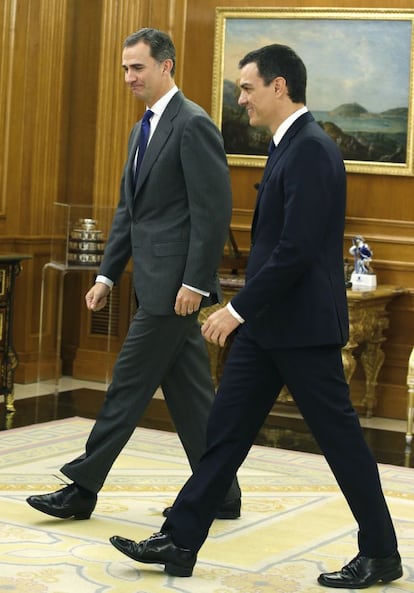 El rey Felipe VI recibe al secretario general del PSOE, Pedro Sánchez (d), en el Palacio de la Zarzuela.