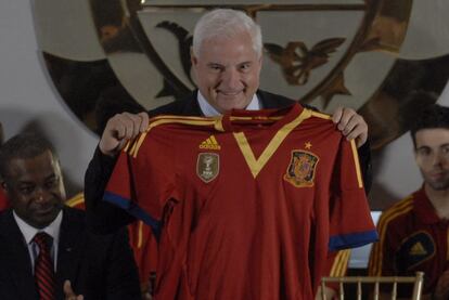 El presidente de Panamá, Ricardo Martinelli, con la camiseta de la selección española.