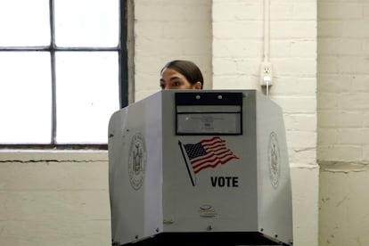 La candidata demócrata Alexandria Ocasio-Cortez durante su votación en una mesa electoral en Nueva York.