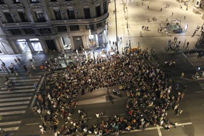 Una asamblea de indignados cortó ayer por la noche la Gran Vía, a la altura de Callao.