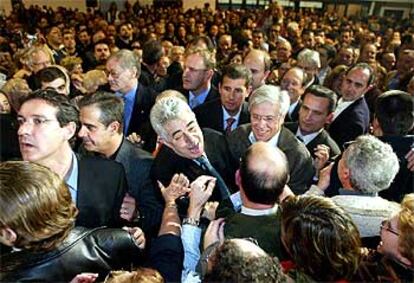 Pasqual Maragall y el alcalde de Barcelona, Joan Clos (ambos en el centro de la imagen), ayer durante la fiesta de los socialistas en La Farga de L'Hospitalet.
