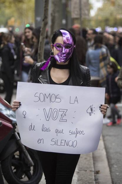 La manifestación de Barcelona ha contado con la presencia de diferentes representantes políticos de JxCat, ERC, PSC, comuns y CUP, así como miembros del Govern y el presidente del Parlament de Cataluña, Roger Torrent.