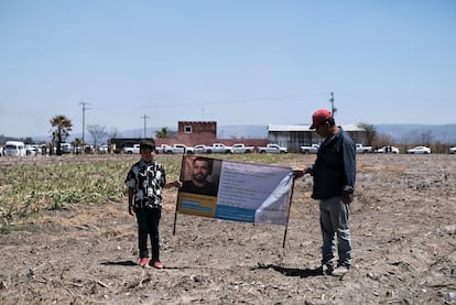 Familiares de un joven desaparecido sostienen un cartel con su ficha de búsqueda afuera del Rancho Izaguirre, en Teuchitlán, Jalisco, el 13 de marzo de 2025.