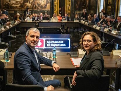 L'alcaldessa de Barcelona, Ada Colau, i el primer tinent d'alcalde de Barcelona, Jaume Collboni, durant la reunió amb agents econòmics.