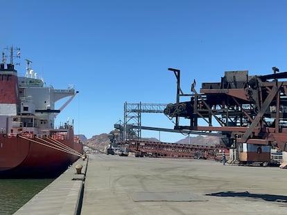 El carguero ruso Loukas I en el puerto de Guaymas (Sonora), este jueves.