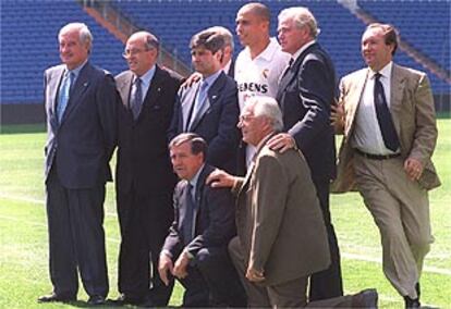 Todos los directivos del club quisieron fotografiarse con Ronaldo vestido ya de blanco.