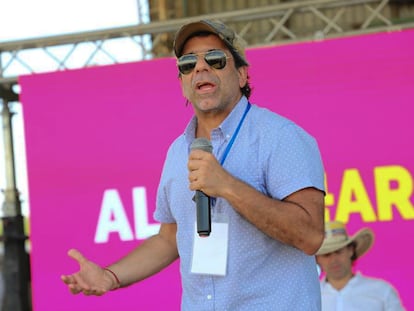 Alejandro Char habla durante en un acto de campaña en Barranquilla.
