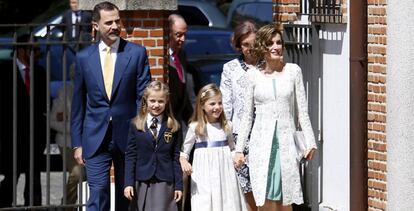 Los Reyes y sus hijas, acompañados de los Reyes eméritos en Madrid.