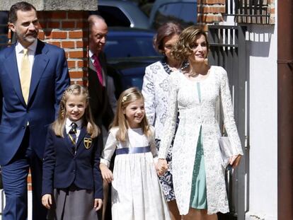 Los Reyes y sus hijas, acompañados de los Reyes eméritos en Madrid.