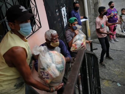 Vecinos de Caracas reciben bolsas de alimentos del programa de ayudas ante la crisis, el pasado mes de abril.